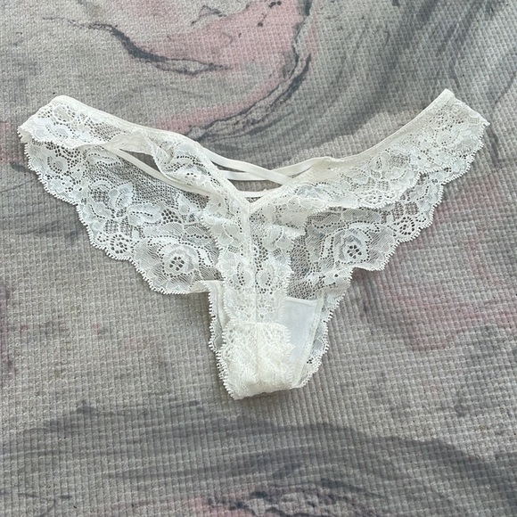 La Senza White Lace Thong with Sequins - Picture 3 of 5